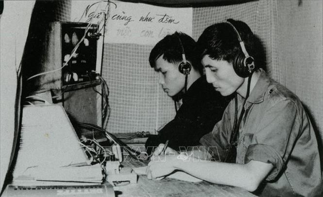 Telegrafistas estuvieron transmitiendo y recibiendo noticias. (Foto: VNA)