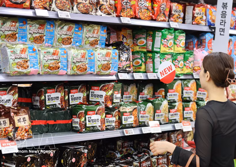 Los clientes eligen comprar fideos instantáneos en una tienda en Seúl, Corea del Sur. (Foto: YONHAP/VNA)