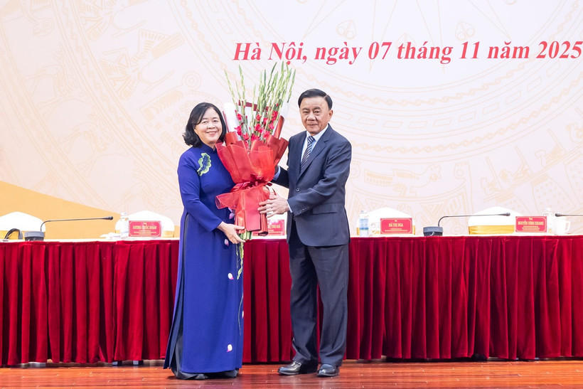 El miembro del Buró Político y permanente del Secretariado del Comité Central del Partido Comunista de Vietnam (PCV), Tran Cam Tu, entregó flores para felicitar a Bui Thi Minh Hoai, nueva presidenta del Frente de la Patria. (Fuente: VNA)