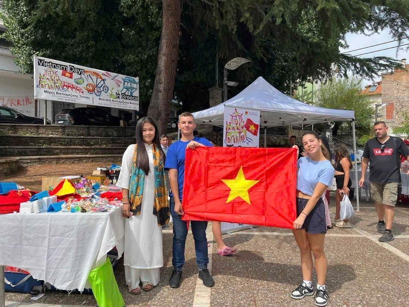 Amigos griegos participan en el evento. (Fuente: VNA)