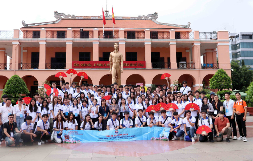 Jóvenes y estudiantes vietnamitas en el exterior visitaron el Muelle Nha Rong. (Fuente: VNA)