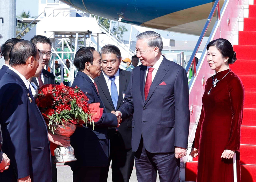 Ceremonia de bienvenida para el secretario general del Partido Comunista de Vietnam, To Lam y su esposa en el Aeropuerto Internacional Wattay, Vientián. (Foto: VNA)
