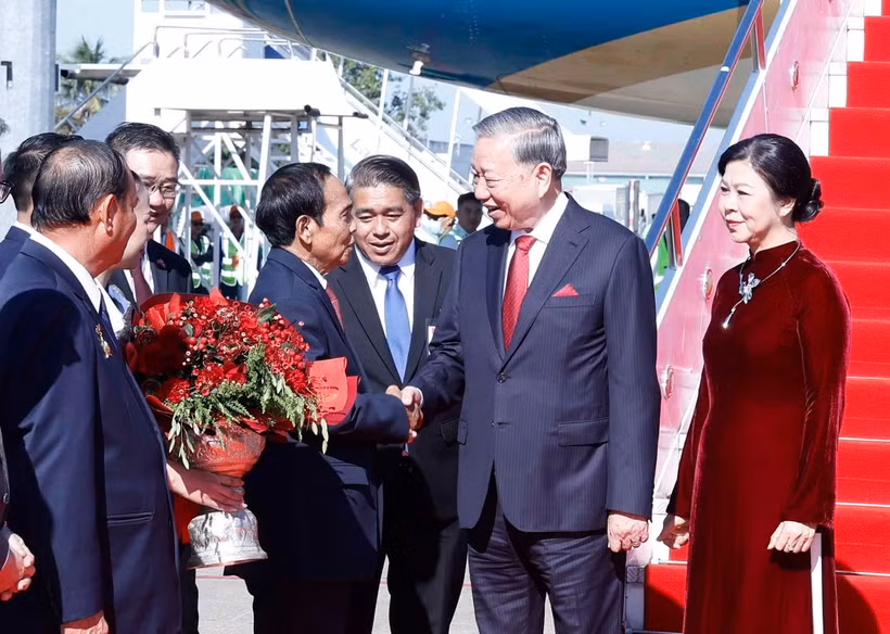 Ceremonia de bienvenida para el secretario general del Partido Comunista de Vietnam, To Lam y su esposa en el Aeropuerto Internacional Wattay, Vientián. (Foto: VNA)