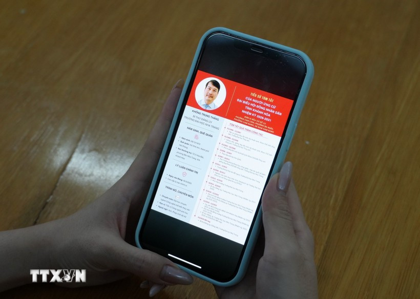 La información sobre los candidatos al Consejo Popular Provincial de Khanh Hoa para el período 2026-2031 se publica en canales digitales, lo que facilita a los votantes seguirlos y conocerlos. (Foto: VNA)
