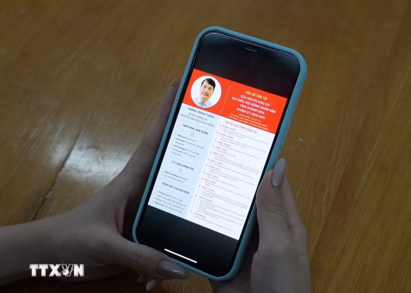 La información sobre los candidatos al Consejo Popular Provincial de Khanh Hoa para el período 2026-2031 se publica en canales digitales, lo que facilita a los votantes seguirlos y conocerlos. (Foto: VNA)