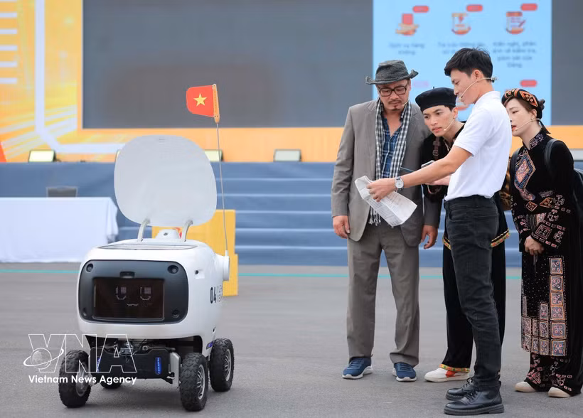 Robots realiza automaticamente actividades en el "Foro Nacional sobre el Desarrollo de Empresas Tecnológicas Vietnamitas en 2025". (Foto: VNA)