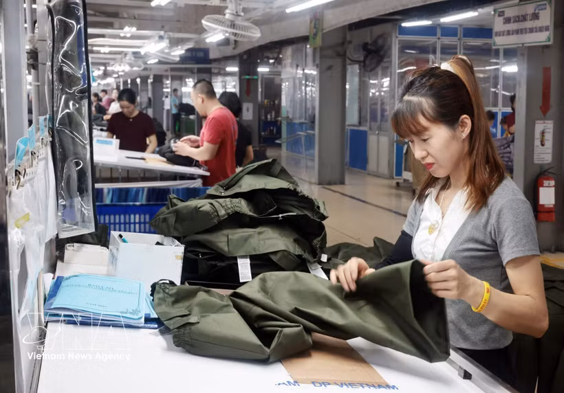 Fabricación de prendas de vestir en la compañía de confecciones TNG en la provincia de Thai Nguyen para exportación al mercado de la Unión Europea. (Fuente: VNA) 