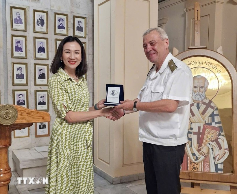 La embajadora de Vietnam en Bulgaria, Nguyen Thi Minh Nguyet, se tomó una foto de recuerdo con el contralmirante Kalin Kalinov, director de la Academia Naval Vaptsarov. (Foto: VNA)