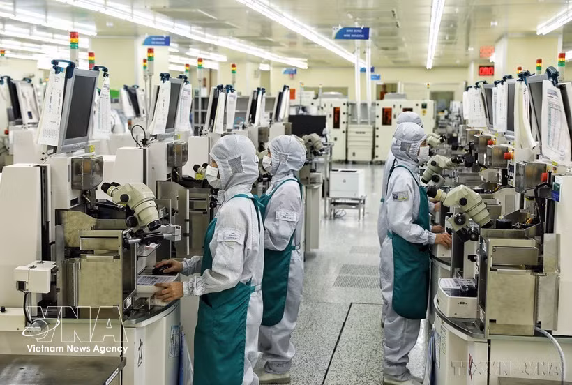 La moderna línea de producción de la empresa Hana Micron Vina Co., Ltd. -una empresa con inversión 100 % surcoreana- en el Parque Industrial Van Trung, en la provincia de Bac Ninh (Fuente: VNA)