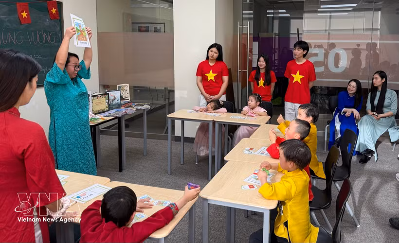 Profesores del CVCEC ilustran el idioma vietnamita mediante imágenes vívidas. (Foto: VNA)