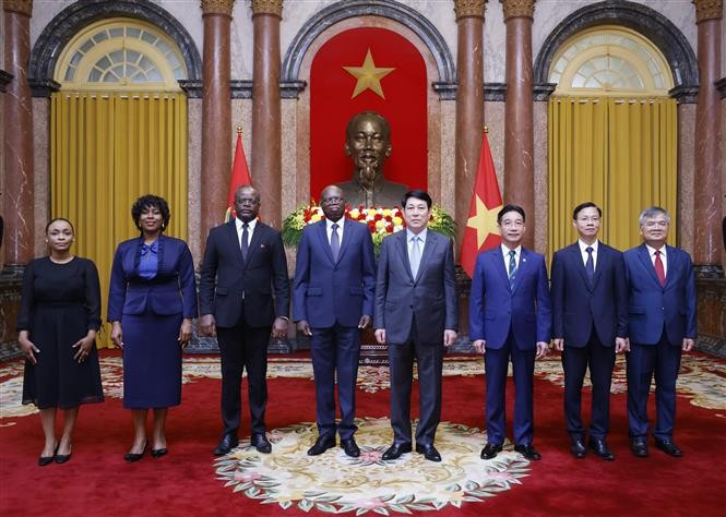 El presidente Luong Cuong con el Embajador de la República de Angola en Vietnam, Fernando Miguel, y delegados. (Fuente: VNA)