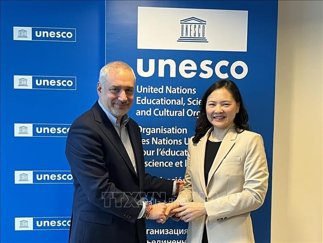 La embajadora Nguyen Thi Van Anh, representante permanente de Vietnam ante la UNESCO, y Ernesto Renato Ottone Ramirez, subdirector general de Cultura de la UNESCO. (Fuente: VNA)
