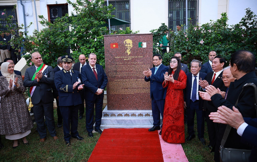 El primer ministro vietnamita, Pham Minh Chinh, y su esposa y dirigentes argelinos asisten a la inauguración de una estela conmemorativa en honor al Presidente Ho Chi Minh. (Fuente: VNA)