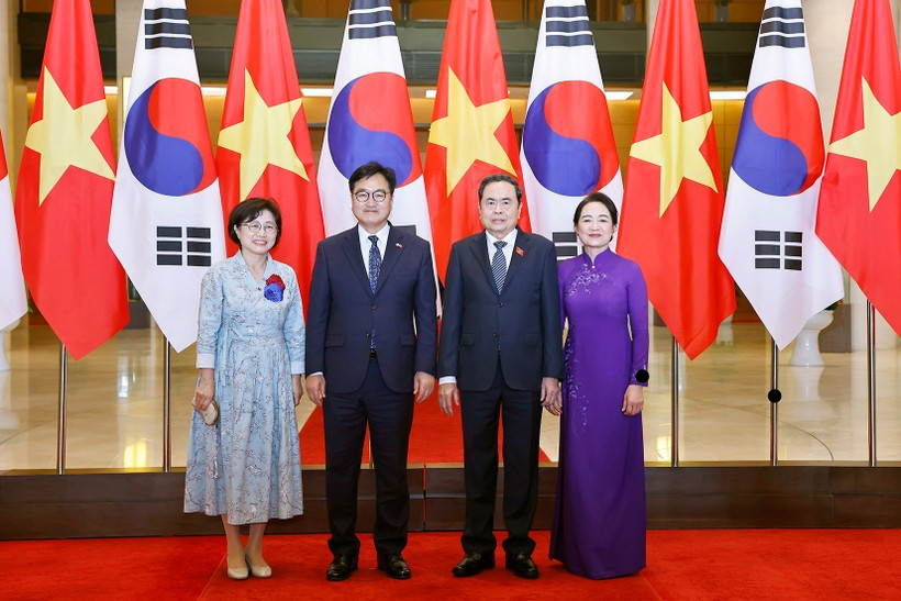 El presidente de la Asamblea Nacional de Vietnam, Tran Thanh Man, y su esposa presidieron la ceremonia de bienvenida al presidente de la Asamblea Nacional de Corea del Sur, Woo Won Shik, y su esposa. (Fuente: VNA)