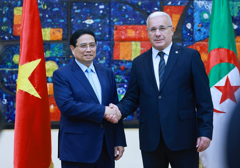 El primer ministro vietnamita, Pham Minh Chinh, se reúne con el presidente de la Asamblea Nacional Popular (APN) de Argelia, Ibrahim Boughali. (Fuente: VNA)