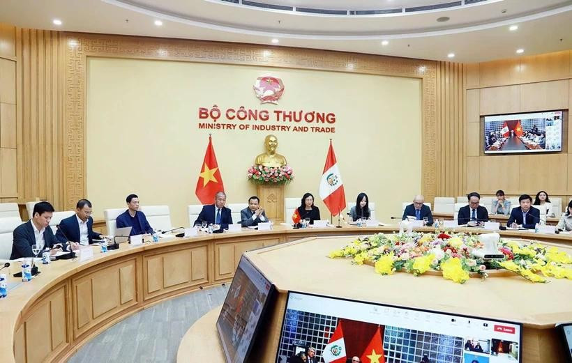 La viceministra de Industria y Comercio vietnamita, Phan Thi Thang, y el viceministro de Relaciones Exteriores de Perú, Félix Denegri Boza, co-presidieron la tercera sesión plenaria del Comité Intergubernamental bilateral. (Fuente: VNA)