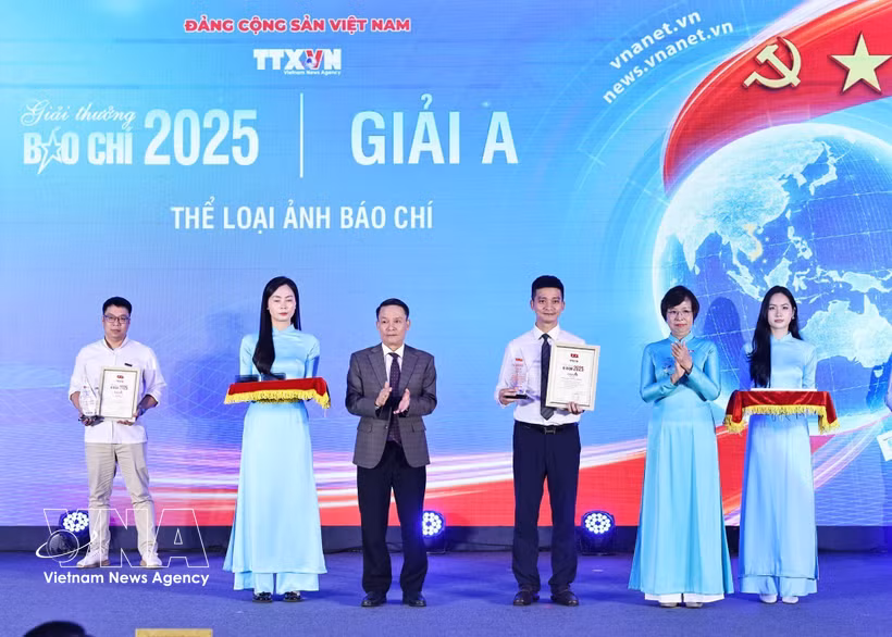 La directora general de VNA, Vu Viet Trang, y el vicepresidente permanente de la Asociación de Periodistas de Vietnam, Nguyen Duc Loi, entregan el premio A a los autores. (Fuente: VNA)
