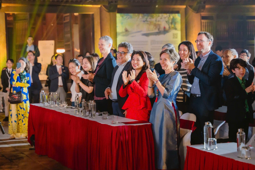 Joanna Skoczek, embajadora de Polonia en Vietnam, participa en un evento cultural con ao dai (traje tradicional de la mujer vietnamita). (Fuente: VNA)