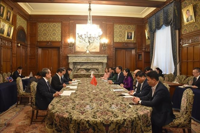 Panorama de la reunión entre Nguyen Thanh Hai, jefa de la Comisión de Asuntos de Diputados de la Asamblea Nacional de Vietnam, y el miembro de la Cámara de Representantes de Japón, Hamada Yasukazu. (Fuente: VNA)