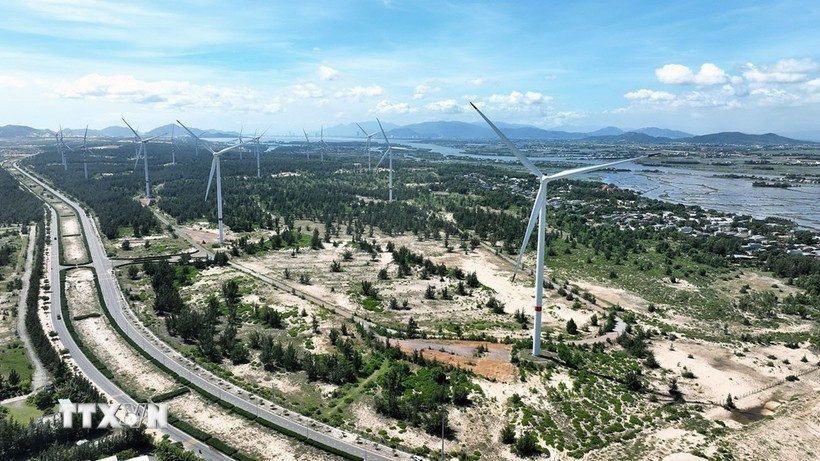 La central eólica Phuong Mai, ubicada en la Zona Económica de Nhon Hoi, provincia de Gia Lai, consta de 11 unidades generadoras con una capacidad total de 26,4 MW. (Fuente: VNA)