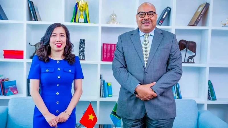 La vicecanciller vietnamita Le Thi Thu Hang y el ministro de Asuntos Exteriores y Cooperación del África Oriental de la República Unida de Tanzania, Mahmoud Thabit Kombo. (Fuente: VNA)