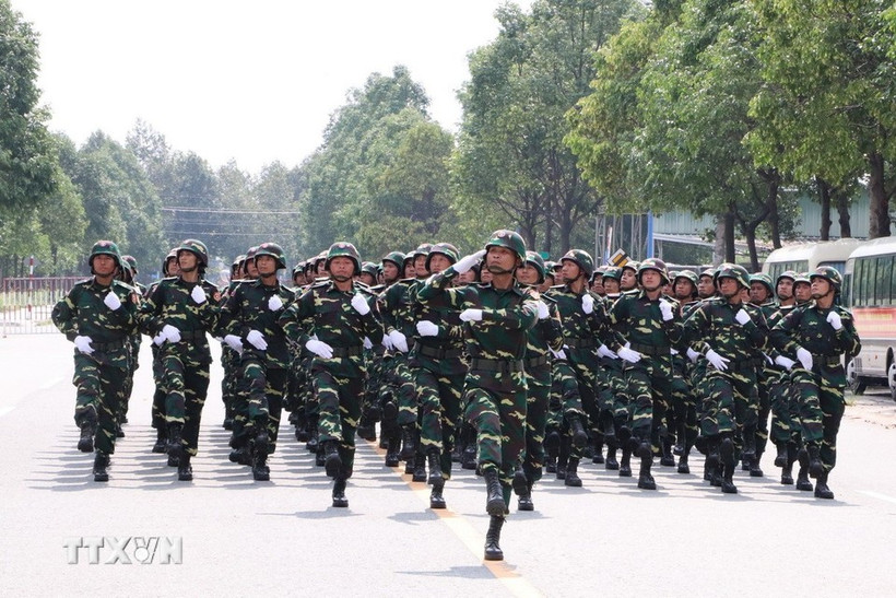 La formación del Ejército Popular de Laos ensaya para el desfile en conmemoración del 50º aniversario de la Liberación del Sur y la Reunificación Nacional de Vietnam (Foto: VNA)