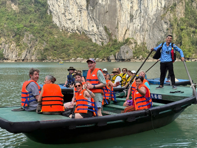 Turistas extranjeros en la bahía de Ha Long. (Fuente: thanhnien.vn)