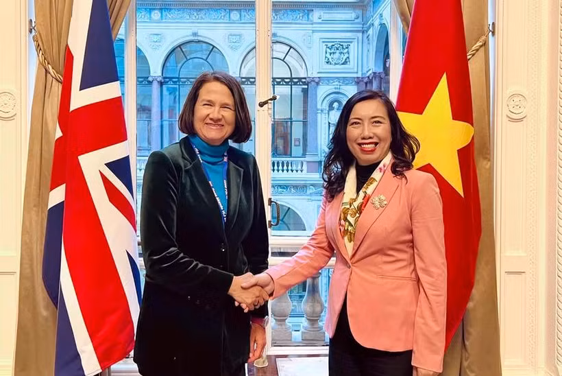 La subsecretaria parlamentaria de Estado en el Ministerio de Asuntos Exteriores, de la Commonwealth y de Desarrollo de Reino Unido, Catherine West, y la viceministra de Relaciones Exteriores de Vietnam, Le Thi Thu Hang. (Fuente: VNA)