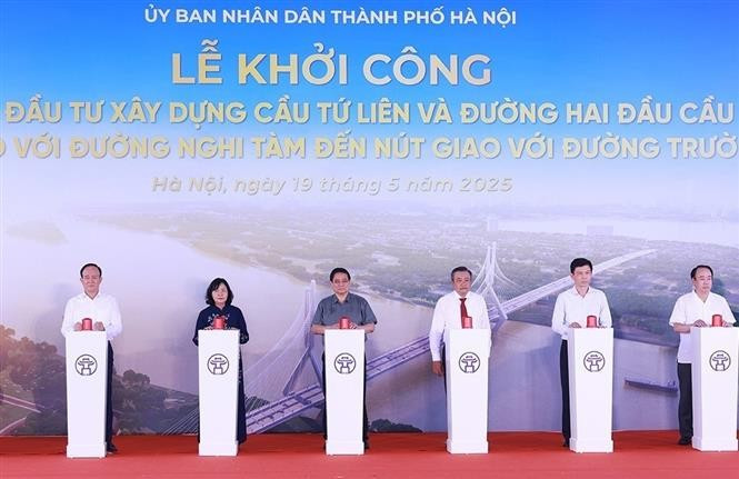 El primer ministro Pham Minh Chinh y delegados en la inauguración. (Fuente: VNA)