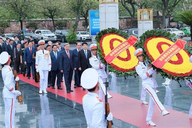 La delegación de dirigentes y ex dirigentes del Partido y del Estado depositó ofrendas florales y visitó el Mausoleo del Presidente Ho Chi Minh. (Foto: VNA)