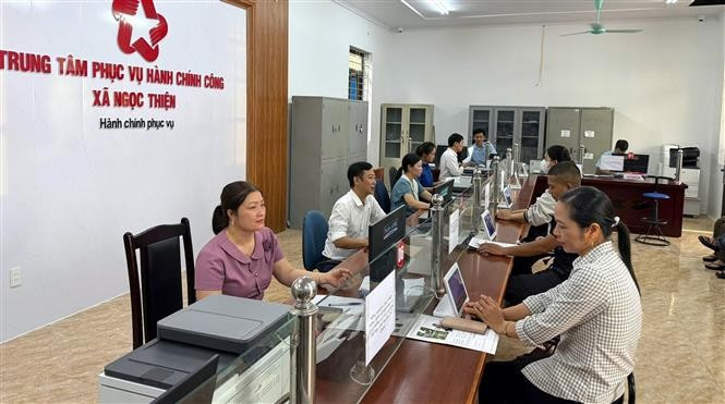 La gente acude a realizar trámites administrativos en el Centro de Servicios de Administración Pública de la Comuna de Ngoc Thien. (Foto: VNA)