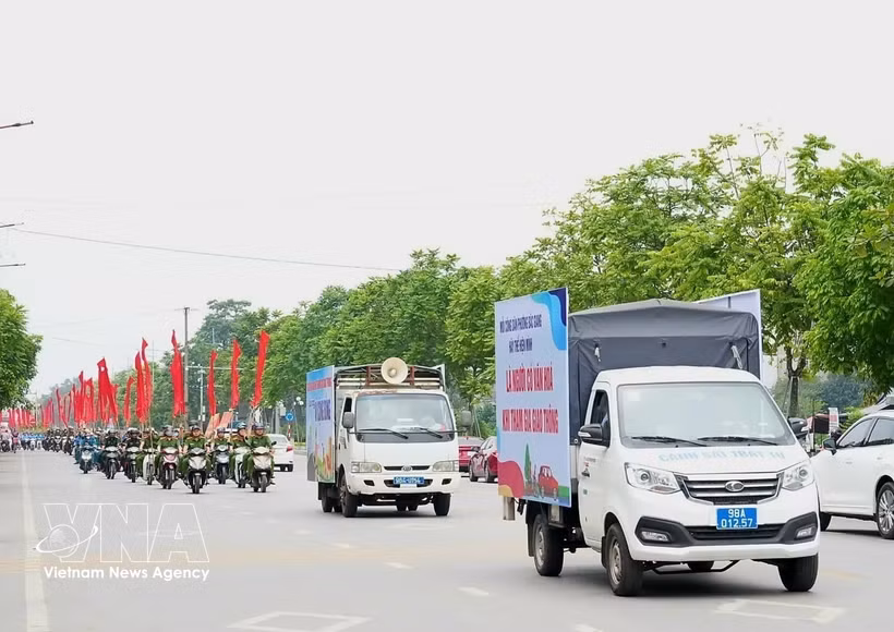 Realizan tareas de divulgación en las calles del barrio de Bac Giang en la provincia de Bac Ninh para difundir el mensaje de construir una cultura vial segura y civilizada entre un gran número de personas. (Foto: VNA)