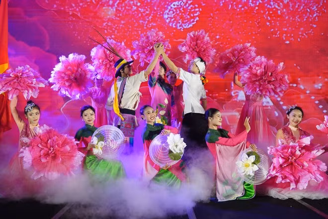  Programa de intercambio cultural transfronterizo y el Festival Popular Fronterizo Vietnam-China 2025. (Foto: VNA)
