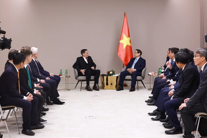 El primer ministro vietnamita, Pham Minh Chinh, recibió a Klaus Zellmer, presidente del Consejo de Administración de la empresa automovilística Skoda Auto. (Fuente: VNA)