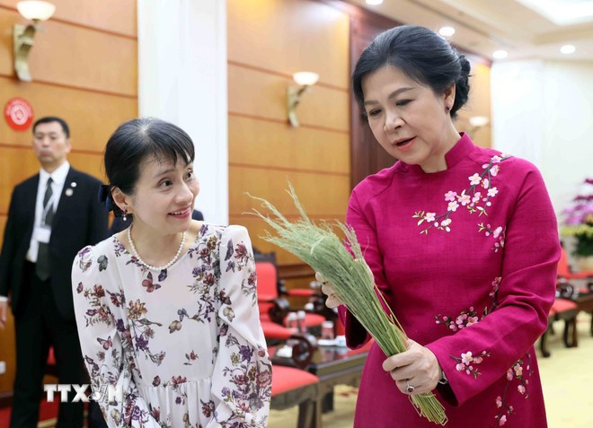 Ngo Phuong Ly, esposa del secretario general del Partido Comunista de Vietnam, To Lam, presenta el pastel Com (arroz glutinoso tierno), a Ishiba Yoshiko, cónyuge del primer ministro de Japón, Ishiba Shigeru. (Fuente: VNA)