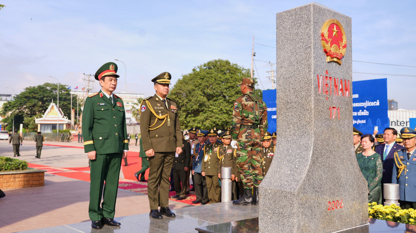 El ministro de Defensa de Vietnam, general Phan Van Giang, y el viceprimer ministro y titular de Defensa de Camboya, general Tea Seiha, en el marcador fronterizo 171. (Fuente: VNA)
