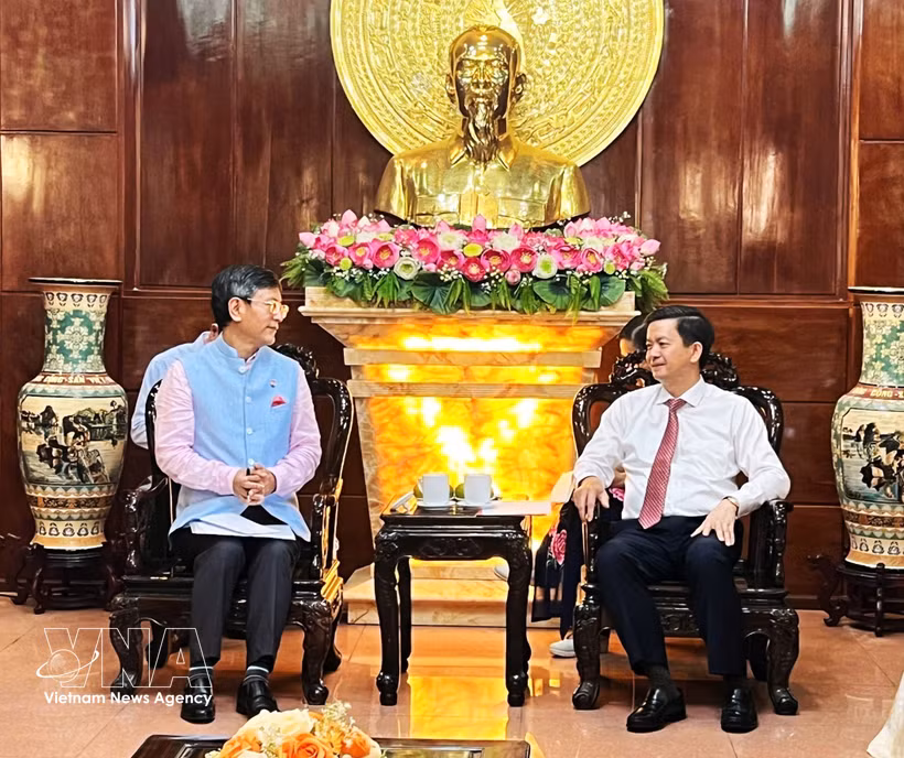 Le Quang Tung, secretario del Comité del Partido Comunista de Vietnam en la ciudad de Can Tho, se reúne con el embajador de India en Hanoi, Tshering Wangchuk Sherpa. (Fuente: VNA)