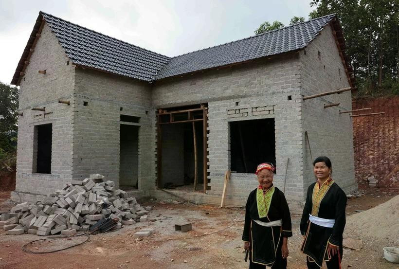 La alegría de la familia de la Sra. Dang Thi Ha, del grupo étnico Dao, en la comuna de Ngoc My, distrito de Vo Nhai, provincia de Thai Nguyen, al tener nueva casa gracias al apoyo financiero del gobierno y la comunidad. (Foto: VNA)