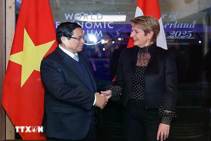 El primer ministro vietnamita, Pham Minh Chinh, y la presidenta suiza, Karin Keller-Sutter. (Fuente: VNA)