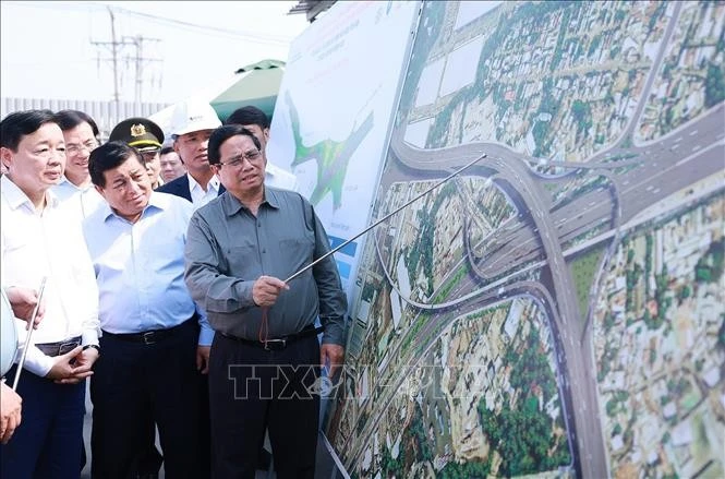 El primer ministro Pham Minh Chinh inspeccionó el 1 de febrero la construcción de la intersección de Tan Van del proyecto de la carretera de circunvalación 3 de Ciudad Ho Chi Minh. (Fuente: VNA)