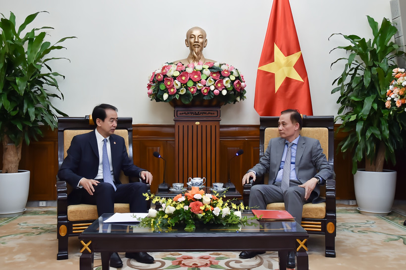 El ministro interino vietnamita de Relaciones Exteriores, Le Hoai Trung, recibe al embajador de China en Vietnam, He Wei. (Fuente: VNA)
