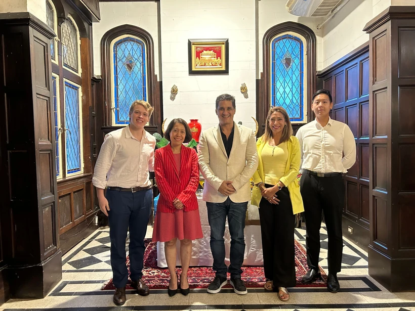 La embajadora de Hanoi en Buenos Aires, Ngo Minh Nguyet, recibió al diputado Gerardo González, de la provincia de Formosa y miembro del Grupo Parlamentario de Amistad Argentina - Vietnam. (Fuente: VNA)