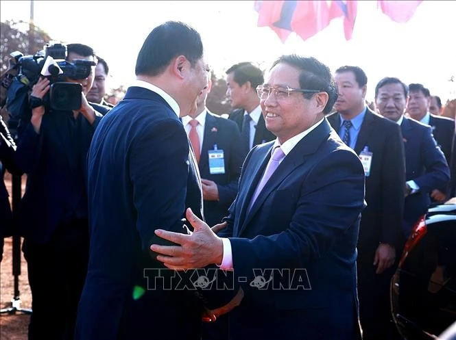 El primer ministro vietnamita, Pham Minh Chinh, (D) y su homólogo laosiano, Sonexay Siphandone, asistieron al acto de inicio de construcción del Parque de la Amistad Laos – Vietnam en Vientiane. (Fuente: VNA)