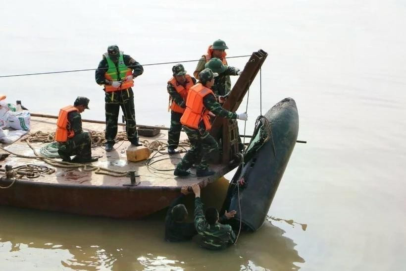 Zapadores del Comando Militar de la provincia central vietnamita de Nghe An desactivan con éxito una bomba de 226 kg remanente de la guerra. (Fuente: VNA)