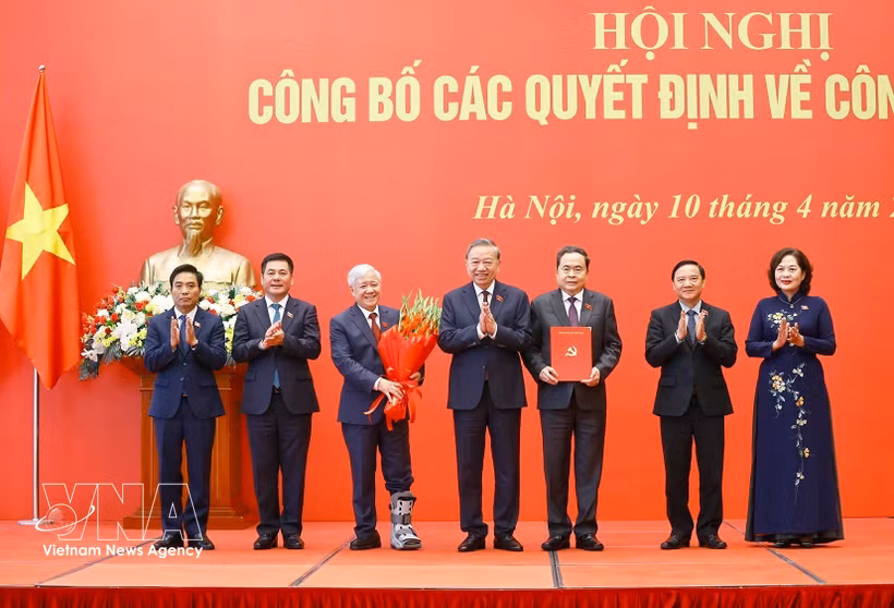El secretario general del Partido Comunista de Vietnam (PCV) y presidente del país, To Lam, entrega las decisiones del Buró Político sobre la designación de los miembros del Comité del Partido de la Asamblea Nacional. (Fuente: VNA)