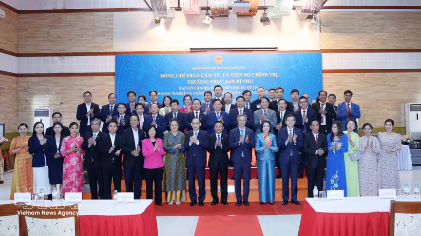 El miembro del Buró Político y miembro permanente del Secretariado del Comité Central del Partido Comunista de Vietnam (PCV), Tran Cam Tu, y delegados. (Fuente: VNA)