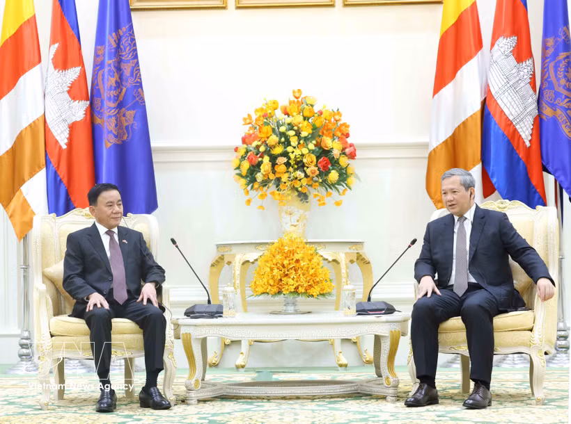 El miembro del Buró Político y miembro permanente del Secretariado del Comité Central del Partido Comunista de Vietnam (PCV), Tran Cam Tu, se reúne con el primer ministro camboyano, Hun Manet. (Fuente: VNA)