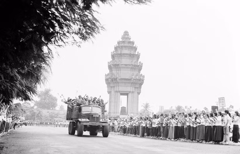 Habitantes de Phnom Penh despiden a los soldados voluntarios vietnamitas que regresan a casa tras cumplir su deber internacional. (Foto: VNA)