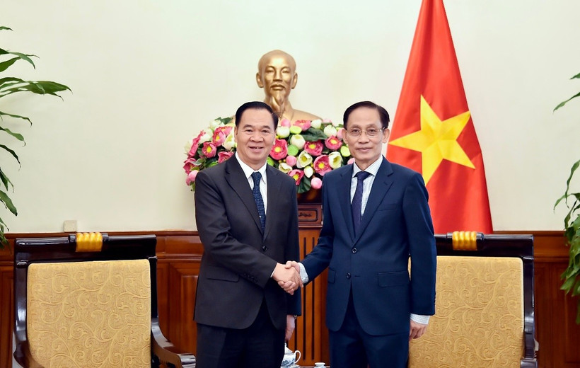 El ministro vietnamita de Relaciones Exteriores, Le Hoai Trung y el ministro laosiano de Educación y Deportes, Thongsalith Mangnomek. (Fuente: VNA)