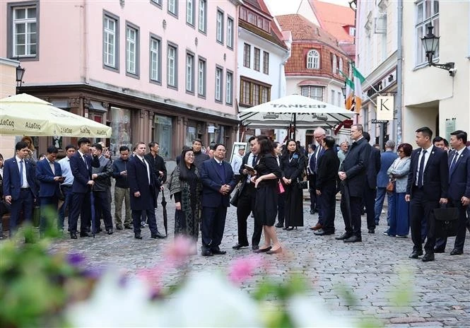 El primer ministro vietnamita, Pham Minh Chinh, y su esposa visitan el espacio, la arquitectura y la historia del casco antiguo de Tallin. (Foto: VNA)